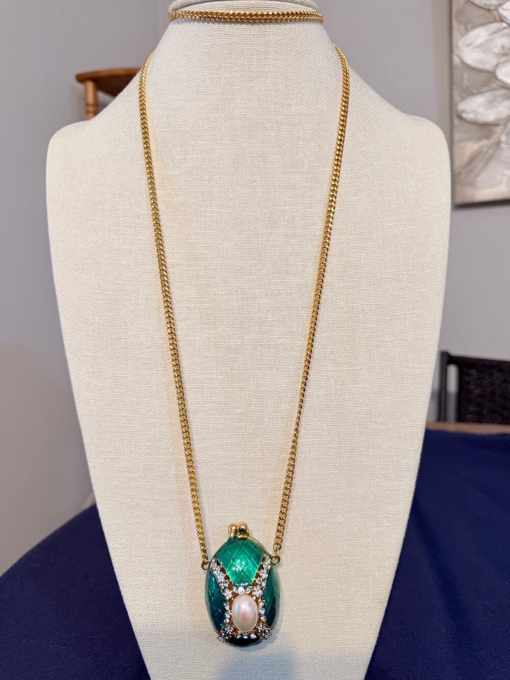 Vintage 1980s Green Egg Pendant Necklace 40” Gold Tone